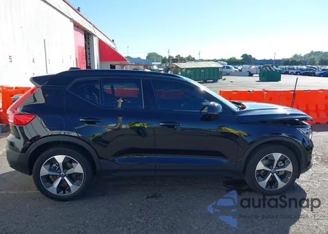 2024 Volvo Xc40 B5 Plus Dark Theme z USA, uszkodzony, nr VIN YV4L12ULXR2326994
